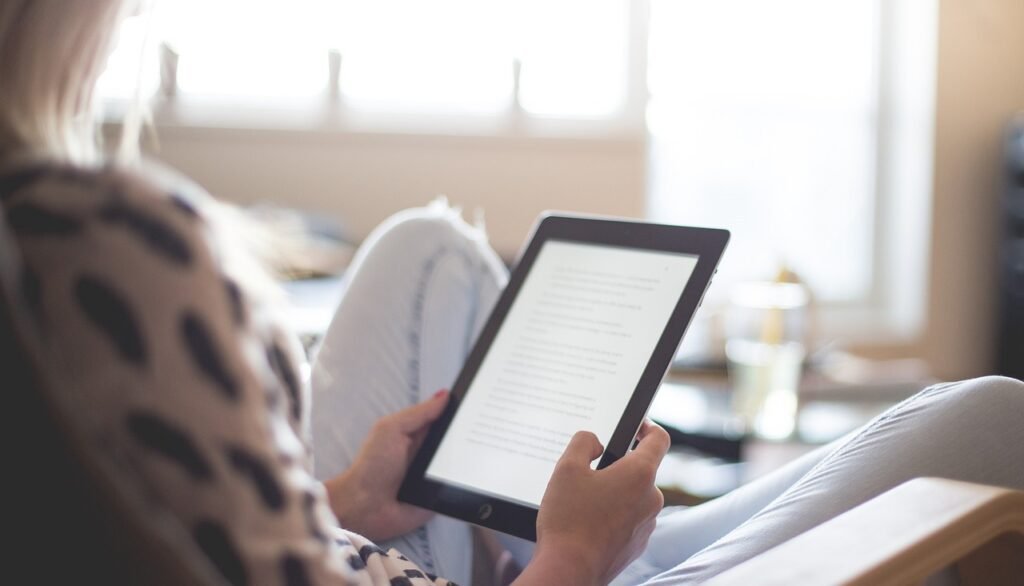 Manual de Boas Práticas em Mindfulness kindle, ereader, tablet, e-reader, ebook, e-book, adult, blur, chair, home, indoors, learning, leisure, living room, modern, reading, relaxing, sitting, technology, woman, kindle, tablet, ebook, ebook, ebook, learning, learning, learning, learning, reading, reading, reading, reading, reading